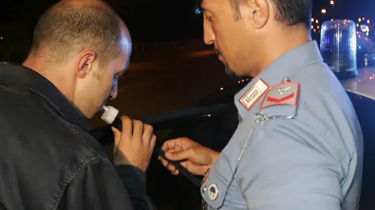 20081230 - ROMA -CLJ - CAPODANNO: OLTRE MILLE CARABINIERI IMPIEGATI PER CONTROLLI ALLA CIRCOLAZIONE STRADALE- Una immagine di archvio di un controllo all'alcol de carabinieri. Saranno piu' di mille i Carabinieri impegnati la notte di San Silvestro in una serie di controlli a Roma e provincia lungo le principale arterie stradali anche con l'ausilio di etilometri, drug test ed autovelox. L'obiettivo principale è quello di evitare che qualcuno, alla guida del proprio mezzo ubriaco o sotto l'effetto di sostanze stupefacenti, possa mettere a rischio la propria incolumità e quella di altre persone. ANSA _ MASSIMO PERCOSSI- COC
