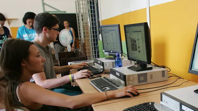PUCCI - SCUOLA RANDI VIA PIAVE - BUSTO DI FRANCESCA RANDI E LABORATORI INFORMATICA ALLESTITI DAL CISV E DAL FABER LIBERTATIS