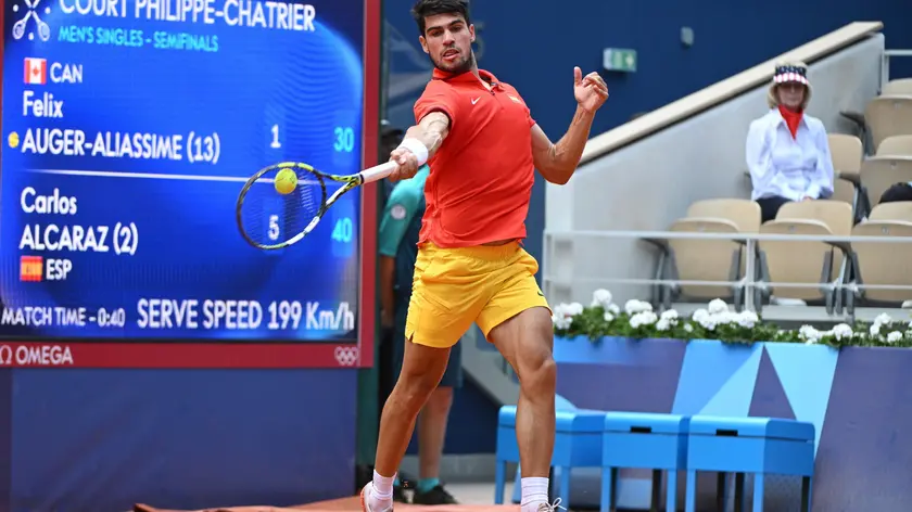 epa11518593 Carlos Alcaraz of Spain in action against Felix Auger-Aliassime of Canada during their Men's Singles semifinal match of the Tennis competitions in the Paris 2024 Olympic Games, at the Roland Garros in Paris, France, 02 August 2024. EPA/CAROLINE BLUMBERG
