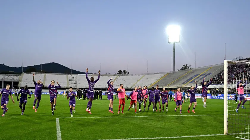 Fiorentina's players celebrate the victory at the end of the Italian serie A soccer match ACF Fiorentina vs Hellas Verona at Artemio Franchi Stadium in Florence, Italy, 10 November 2024 ANSA/CLAUDIO GIOVANNINI