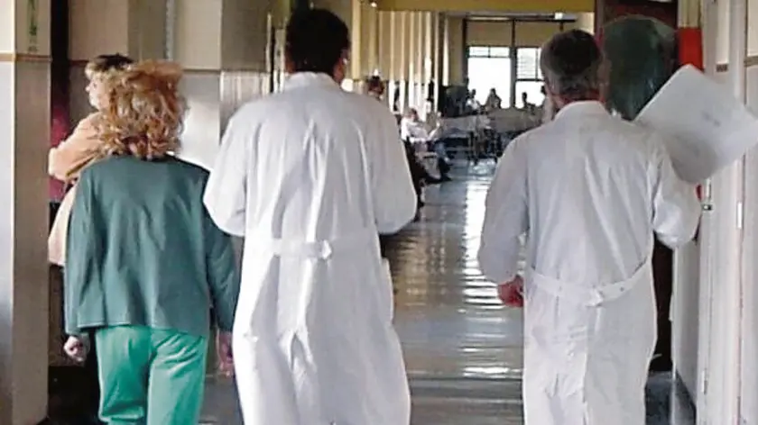 Medici e infermieri in corsia. Il Governo annuncia un premio per le Regioni virtuose sulle liste d'attesa