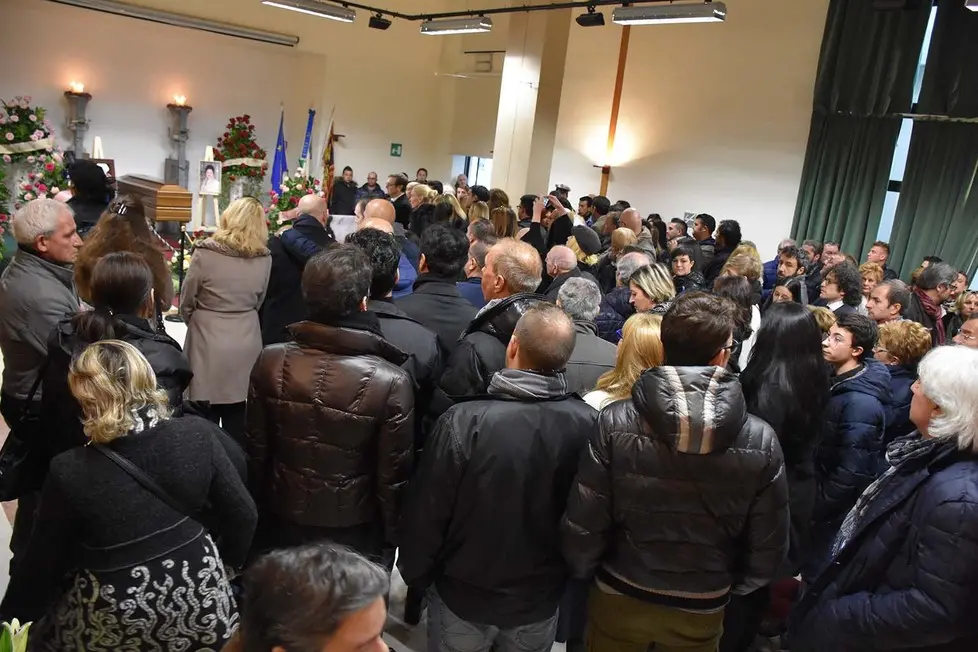 DINELLO - DINO TOMMASELLA - SAN DONA' DI PIAVE - FUNERALE MORIA ORFEI- LA CAMERA ARDENTE GREMITA DI PERSONE