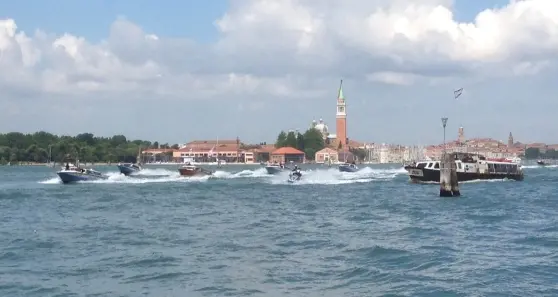 Il corteo di motoscafi al seguito di Michelle Obama