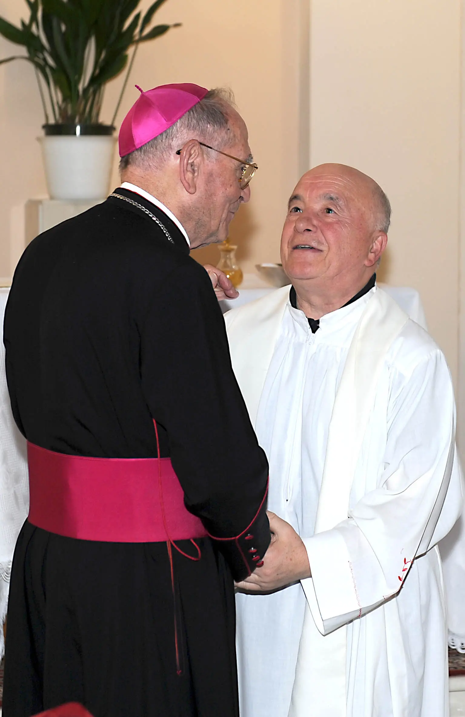 Don Renzo con il cardinale Magarotto (foto Zangirolami)