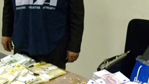 Aveva murato nelle pareti di casa un tesoro, messo insieme prestando denaro a usura: cinque milioni di euro in banconote da 500, che ieri mattina sono state ritrovate e sequestrate dagli uomini della Dia. I soldi erano nella disponibilita' del vecchio boss Mario Potenza, 83 anni, passato nel corso dei decenni dal contrabbando di sigarette all'usura. ANSA/D.I.A. NAPOLI +++EDITORIAL USE ONLY - NO SALES+++