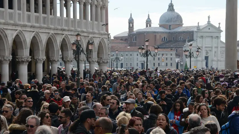 Interpress/M.Tagliapietra.Venezia 01.04..2018.- Domenica di Pasqua. Turismo piazza San Marco. Pic-nic, folla, polizia e carabinieri antiterrorismo.