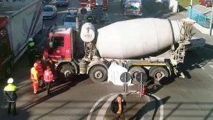VIA VIGONOVESE BLOCCATA. Il camion-betoniera fermo al centro della strada dopo l’incidente in cui ha perso la vita Bruno Pagnin