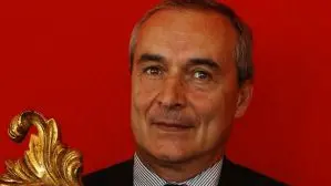 Giulio Giustiniani. A sinistra il suo libro