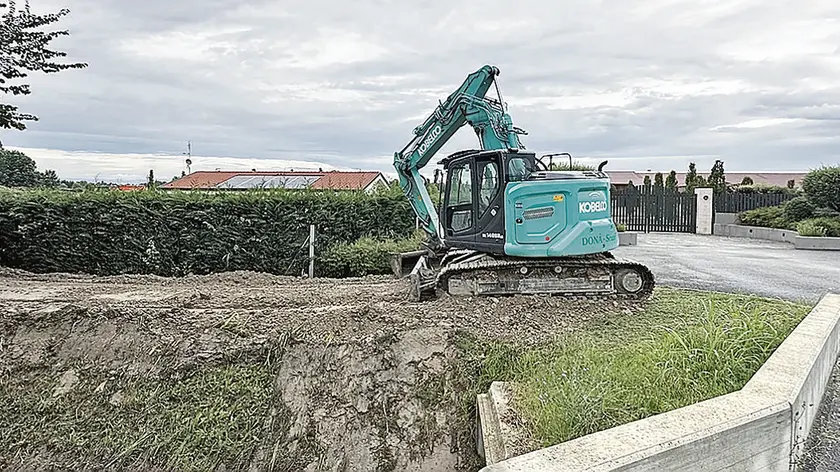 I lavori di innalzamento degli argini al maneggio La Fortezza di Giarre ad Abano Terme