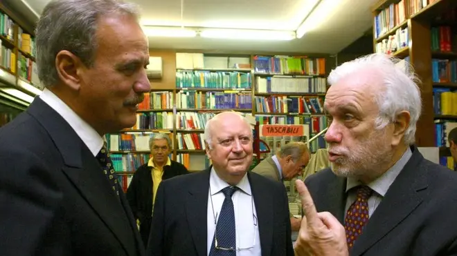 PD 29 ottobre 2004 G.M. Alla libreria Universitaria gli Autori firmano i loro libri. Luciano De Crescenzo con Leandro Elleni Presidente dei Librai. (ZUPO) Alla libreria Universitaria gli Autori firmano i loro libri - Zupo