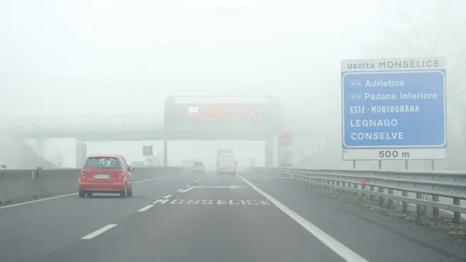 Carrai Nebbia killer tra Ingresso tangenziale di Padova e casello autostradale di Monselice. Nella foto: uscita casello Monselice Nebbia tra la tangenziale di Padova ed il casello di Monselice