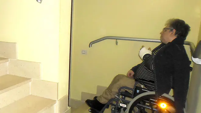 Casale Scodosia 06 Nov 12 Disabile Carlo Mario Paganotto, 60 anni, via Vermiglio 127/8 Casale Scodosia . Nella foto: Carlo Mario Paganotto bloccato ieri sulla rampa di scale Ph. Zangirolami