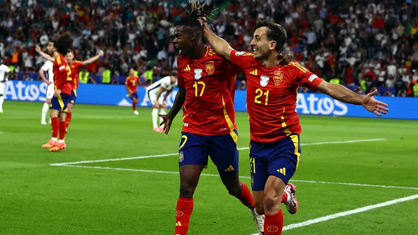 epa11478689 Mikel Oyarzabal of Spain (R) celebrates scoring the 2-1 with Nico Williams during the UEFA EURO 2024 final soccer match between Spain and England, in Berlin, Germany, 14 July 2024. EPA/FILIP SINGER