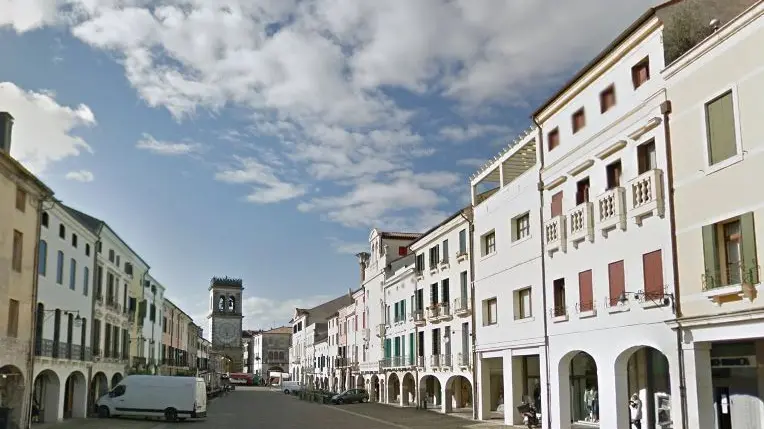 Via Matteotti, dove si affaccia il locale del barista denunciato a Este