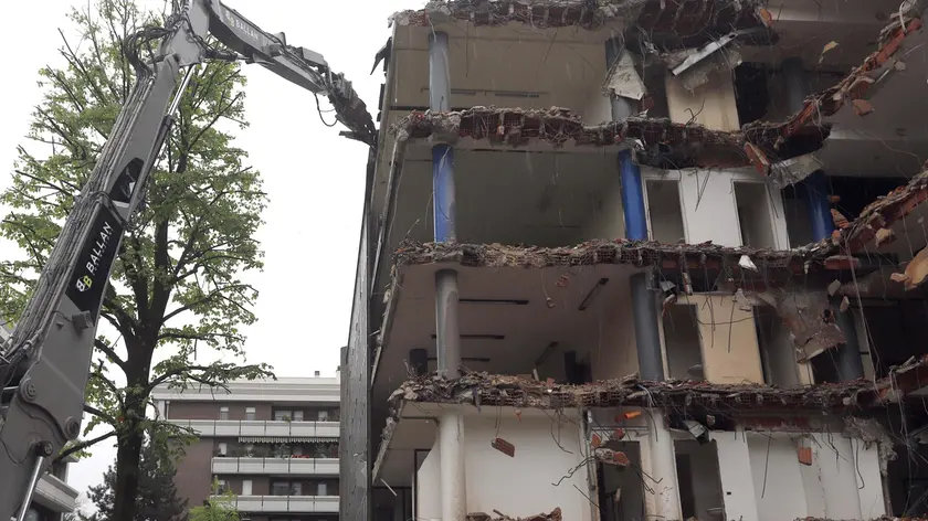 La demolizione della palazzina di via Pellizzo