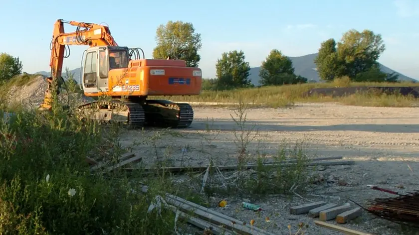 Progetto Palestre all'ex inceneritore di Schiavonia. Una escavatrice ed i primi materiali per l'inizio del lavori. Per Malaman. -