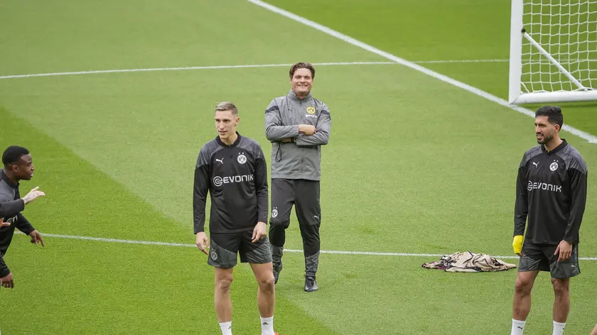 epa11322286 Borussia Dortmund’s head coach Edin Terzic (C) leads a players’ training session at the Parc des Princes stadium, in Paris, France, 06 May 2024. Borussia Dortmund will face PSG in their UEFA Champions League semi final, 2nd leg match on 07 May 2024. EPA/CHRISTOPHE PETIT TESSON