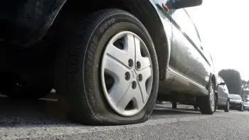 I DANNI. Una delle auto danneggiate dopo la scorribanda dei vandali in via Bernina e in via Tunisi