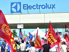 Una manifestazione davanti all’Electrolux di Porcia nel 2023