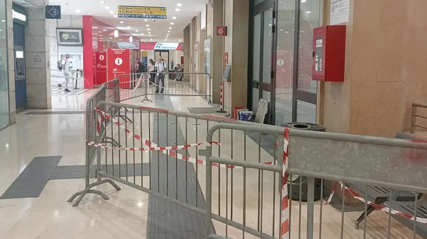 L'area della stazione dei treni di Padova transennata dopo il crollo del soffitto