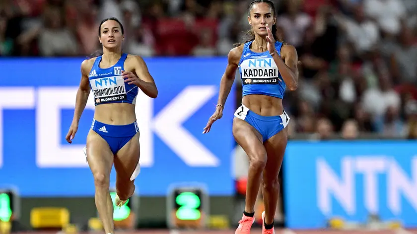 epa10818046 Polyniki Emmanouilidou (L) of Greece and Dalia Kaddari of Italy compete in the Women's 200m semi final at the World Athletics Championships Budapest, Hungary, 24 August 2023. EPA/CHRISTIAN BRUNA