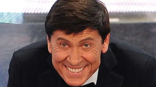 Gianni Morandi sul palco del teatro Ariston durante la 61ma edizione del Festival della canzone italiana, il 19 febbraio 2011 a Sanremo. ANSA/CLAUDIO ONORATI