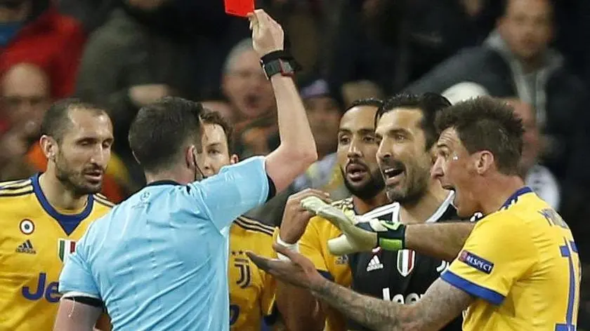 Referee Michael Oliver shows a red car to Juventus goalkeeper Gianluigi Buffon during a Champions League quarter final second leg soccer match between Real Madrid and Juventus at the Santiago Bernabeu stadium in Madrid, Wednesday, April 11, 2018. (ANSA/AP Photo/Francisco Seco) [CopyrightNotice: Copyright 2018 The Associated Press. All rights reserved.]