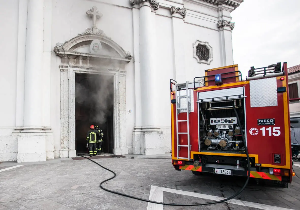 I vigili del fuoco di Cittadella intervengono in chiesa