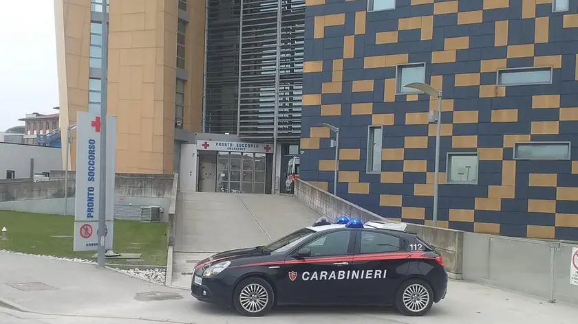 Una pattuglia dei carabinieri davanti all’ingresso del Pronto soccorso di Cittadella