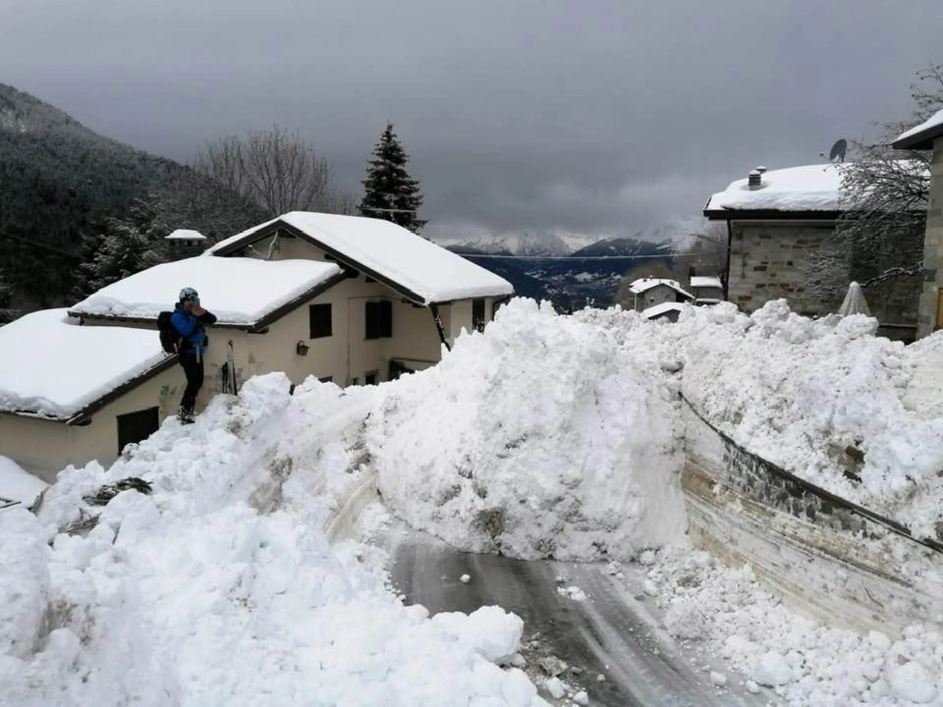 La valanga che si è staccata dal monte Trabucco ed è precipitata sulle abitazioni a Campolaro di Bienno, 23 gennaio 2021. Ansa Filippo Venezia/Roberto Tottoli
