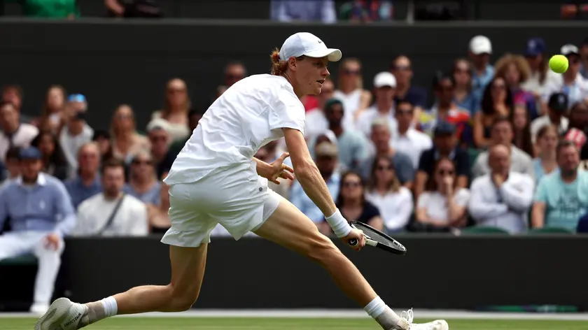 epa10736423 Jannik Sinner of Italy plays Daniel Elahi Galan of Colombia in the Men's Singles 4th round match at the Wimbledon Championships, Wimbledon, Britain, 09 July 2023. EPA/ADAM VAUGHAN EDITORIAL USE ONLY EDITORIAL USE ONLY