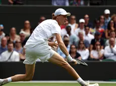 epa10736423 Jannik Sinner of Italy plays Daniel Elahi Galan of Colombia in the Men's Singles 4th round match at the Wimbledon Championships, Wimbledon, Britain, 09 July 2023. EPA/ADAM VAUGHAN EDITORIAL USE ONLY EDITORIAL USE ONLY