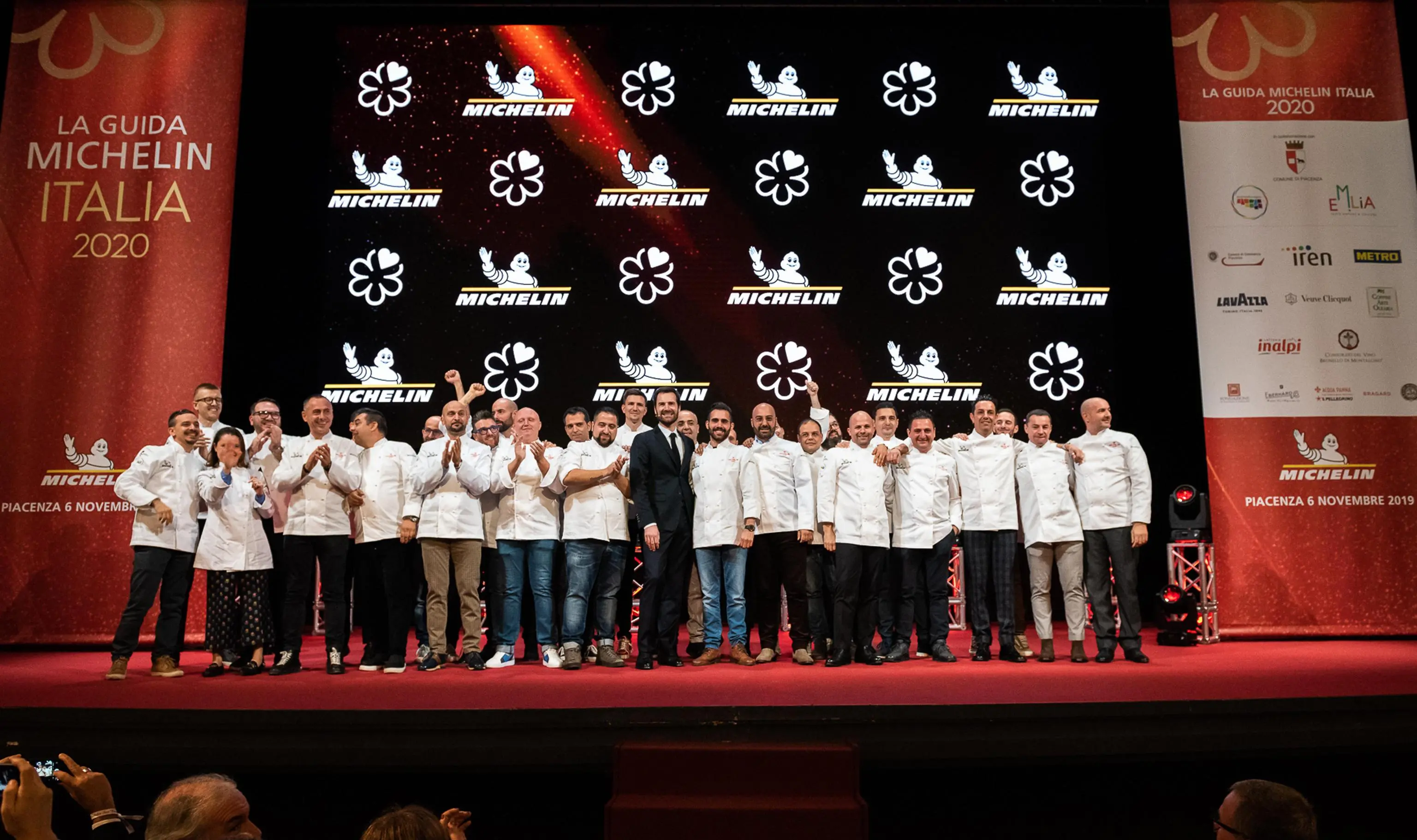 Foto di gruppo in occasione della presentazione dell'edizione n. 65 della Guida Michelin, Piacenza, 6 novembre 2019. ANSA/ US/ ANDREA LEONE +++ ANSA PROVIDES ACCESS TO THIS HANDOUT PHOTO TO BE USED SOLELY TO ILLUSTRATE NEWS REPORTING OR COMMENTARY ON THE FACTS OR EVENTS DEPICTED IN THIS IMAGE; NO ARCHIVING; NO LICENSING +++