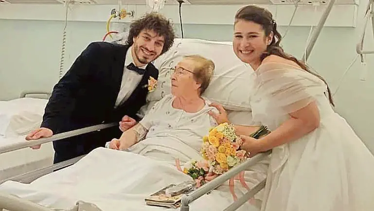 I due sposi con la nonna ricoverata all’Hospice di Montagnana