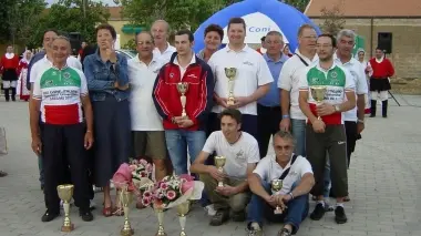 CAMPIONI. Marco Zanchi sul podio di Massanzago con la miss Sopra il gruppo ciclistico dell’Università di Padova