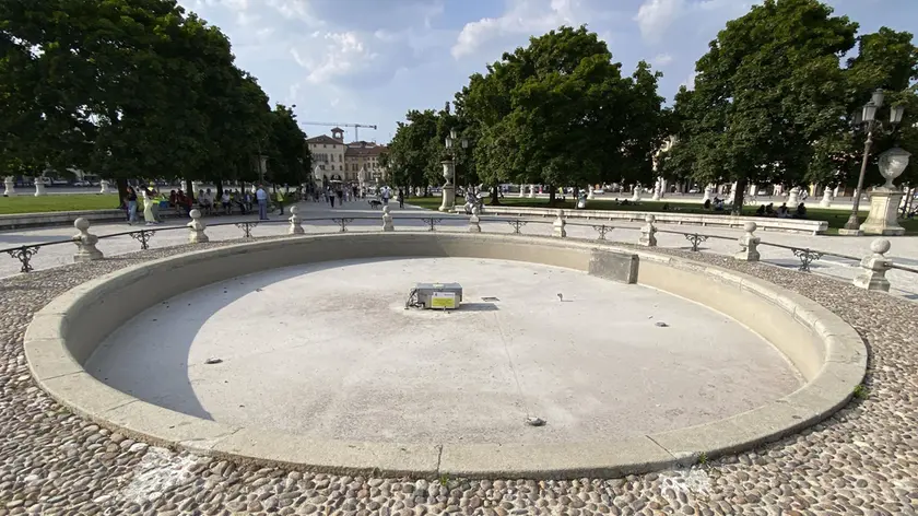 La fontana dell’Isola Memmia in secca per le misure contro la siccità