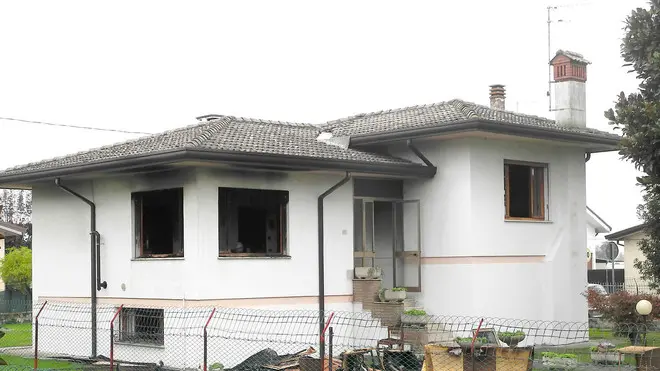 Agna, 21 Ott 2013 Incendio nell'abitazione della Fam. Mazzoni ad Agna, Via Mons. Liviero laterale di Via Marconi. Nella foto: la casa con le "occhiaie" vuote e nere delle finestre ph. Zangirolami