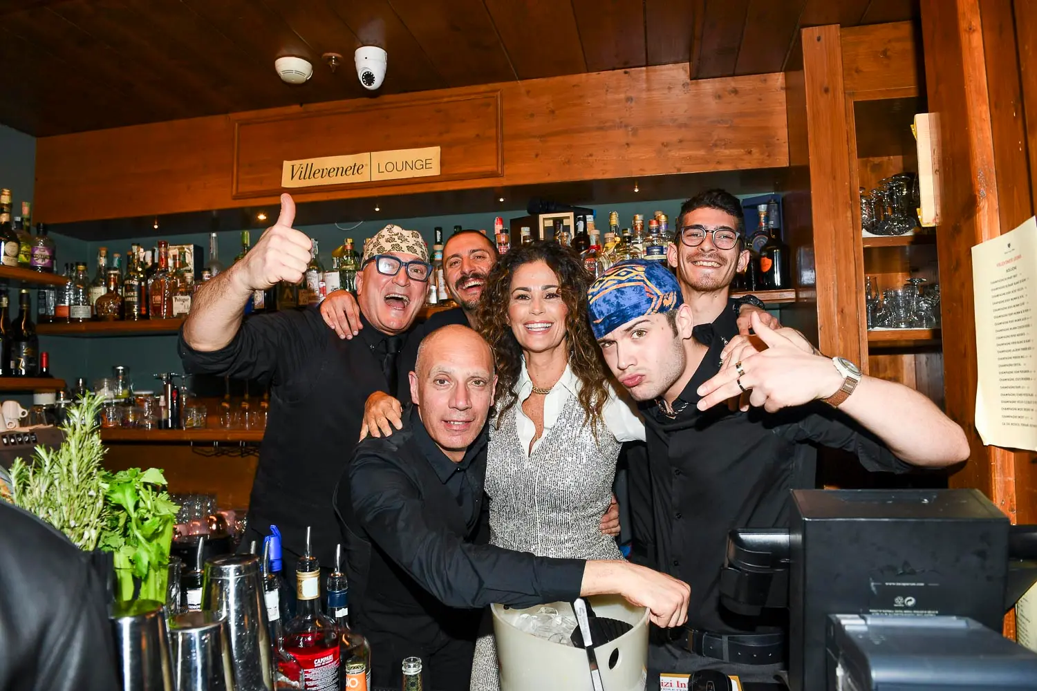 Nel fotoservizio di Riccardo Frezza, la festa anni Ottanta all'Hotel de la Poste di Cortina d'Ampezzo. Qualche nome? Alan Sorrenti, Sandy Marton, Patrizia Pellegrino e Samantha De Grenet, Claudio Cecchetto, Alberto Camerini. Li riconoscete ancora?