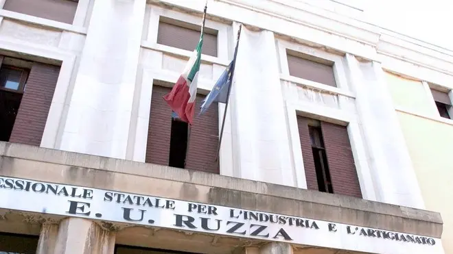 L'l’istituto tecnico per la moda Enrichetta Usuelli Ruzza da dove è parita la proposta di abolire i mezzi voti