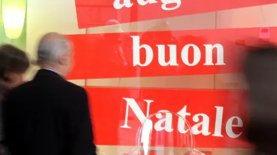 20091128 - MILANO - LIF - NATALE: COLDIRETTI, 10 MILIONI ITALIANI ANTICIPANO SHOPPING Una vetrina addobbata per il prossimo Natale, oggi 28 novembre, in corso Vittorio Emanuele a Milano.Circa dieci milioni di italiani acquistano i regali di Natale in anticipo per avvantaggiasi dei prezzi piu' convenienti, non dovere affrontare lunghe file ed avere maggiore varieta' di scelta. E' quanto emerge da una analisi della Coldiretti sulla base dell'indagine ''Xmas Survey 2009'' che evidenzia una tendenza che avvicina l' Italia agli Usa dove si e' appena concluso con successo il 'Black Friday' che tradizionalmente inaugura lo shopping natalizio. Quasi due italiani su tre (62%) per gli acquisti di fine anno e per le feste di Natale spenderanno la stessa cifra dello scorso anno ma c'e' anche un 16% che prevede di spendere di piu', mentre un 22% conterra' gli acquisti per effetto della crisi. MATTEO BAZZI / ANSA / DBA