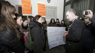 DAVANTI ALLA CASERMA Un gruppo di donne ieri mattina ha protestato davanti alla caserma di Prato della Valle