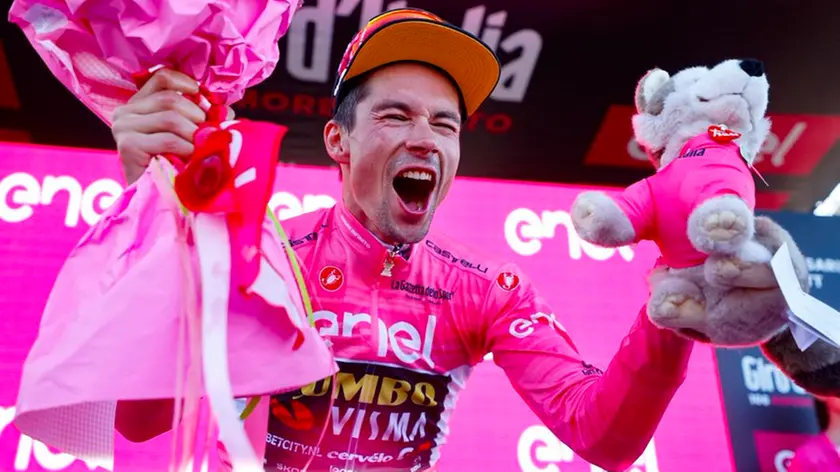 La gioia di Roglic in rosa sul Lussari