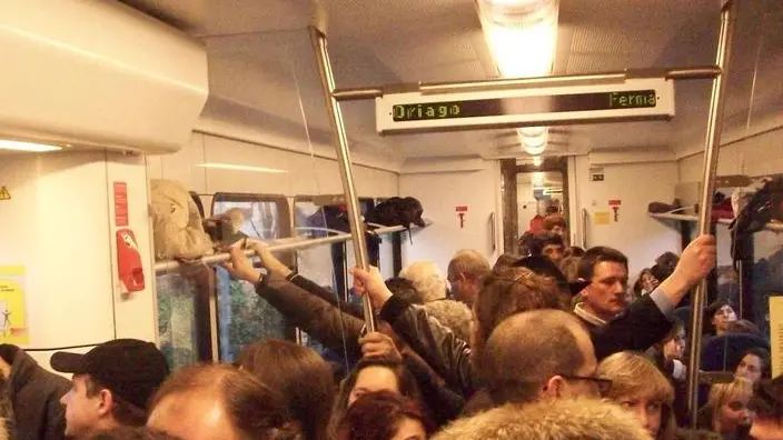 DISAGI PER I PENDOLARI DI PIOVE DI SACCO SUI TRENI SULLA LINEA ADRIA MESTRE IN FOTO I VAGONI STIPATI