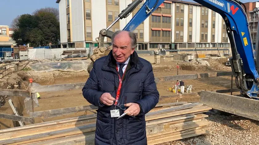 Il direttore generale dell'Azienda Ospedale Università Giuseppe Dal Ben nel cantiere di Pediatria