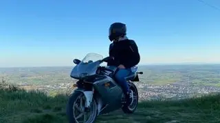 Andrea Stocco in sella alla sua moto Cagiva Mito 125. Il ragazzo è morto a 16 anni