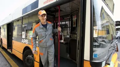 Lucio Pescarolo su un bus Aps in deposito