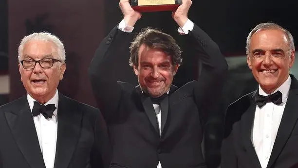 Venezuelan director Lorenzo Vigas poses on the red carpet after receiving the Golden Lion Award for his movie 'Desde Alla'' (From Afar), with Venice Biennale President Paolo Baratta (L) and Festival Director Alberto Barbera (R) during the awarding ceremony of the 72nd Venice International Film Festival in Venice, Italy, 12 September 2015. ANSA/ETTORE FERRARI
