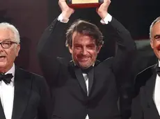 Venezuelan director Lorenzo Vigas poses on the red carpet after receiving the Golden Lion Award for his movie 'Desde Alla'' (From Afar), with Venice Biennale President Paolo Baratta (L) and Festival Director Alberto Barbera (R) during the awarding ceremony of the 72nd Venice International Film Festival in Venice, Italy, 12 September 2015. ANSA/ETTORE FERRARI