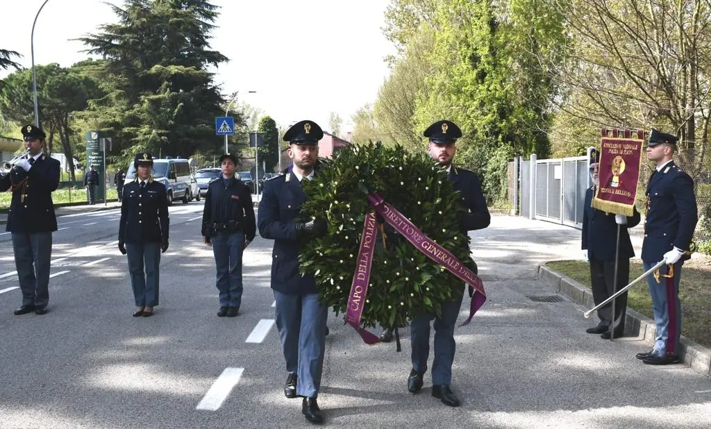 La deposizione della corona sul cippo commemorativo