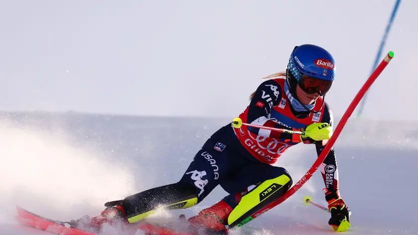 epa11735933 Mikaela Shiffrin of United States in action during the first run of the Women's Slalom race of the FIS Alpine Skiing World Cup in Gurgl, Austria, 23 November 2024. EPA/ANNA SZILAGYI